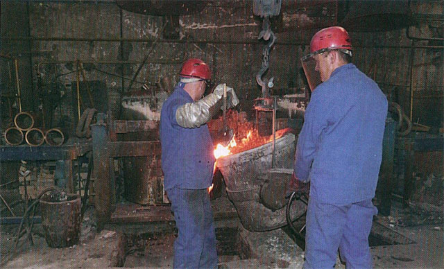 Les fondeurs de Sodafom préparent la coulée du métal en fusion dans un moule.