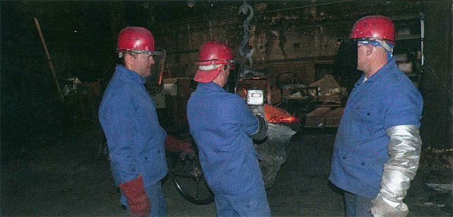 Les fondeurs de Sodafom préparent la coulée. L'un d'entre eux mesure la température du métal en fusion, avant de le verser dans le moule.